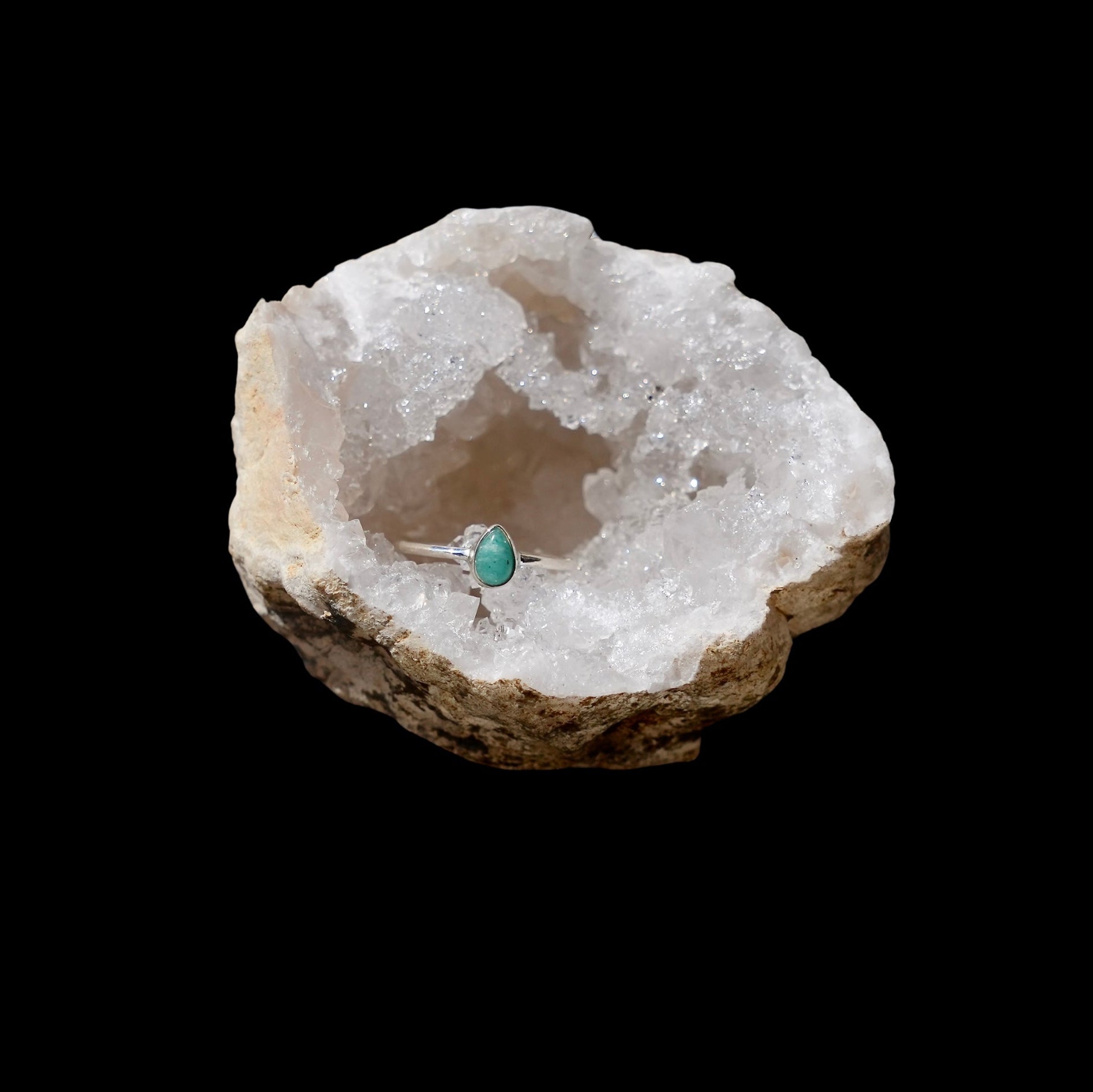 minimalistische zilveren ring met amazoniet in druppelvorm