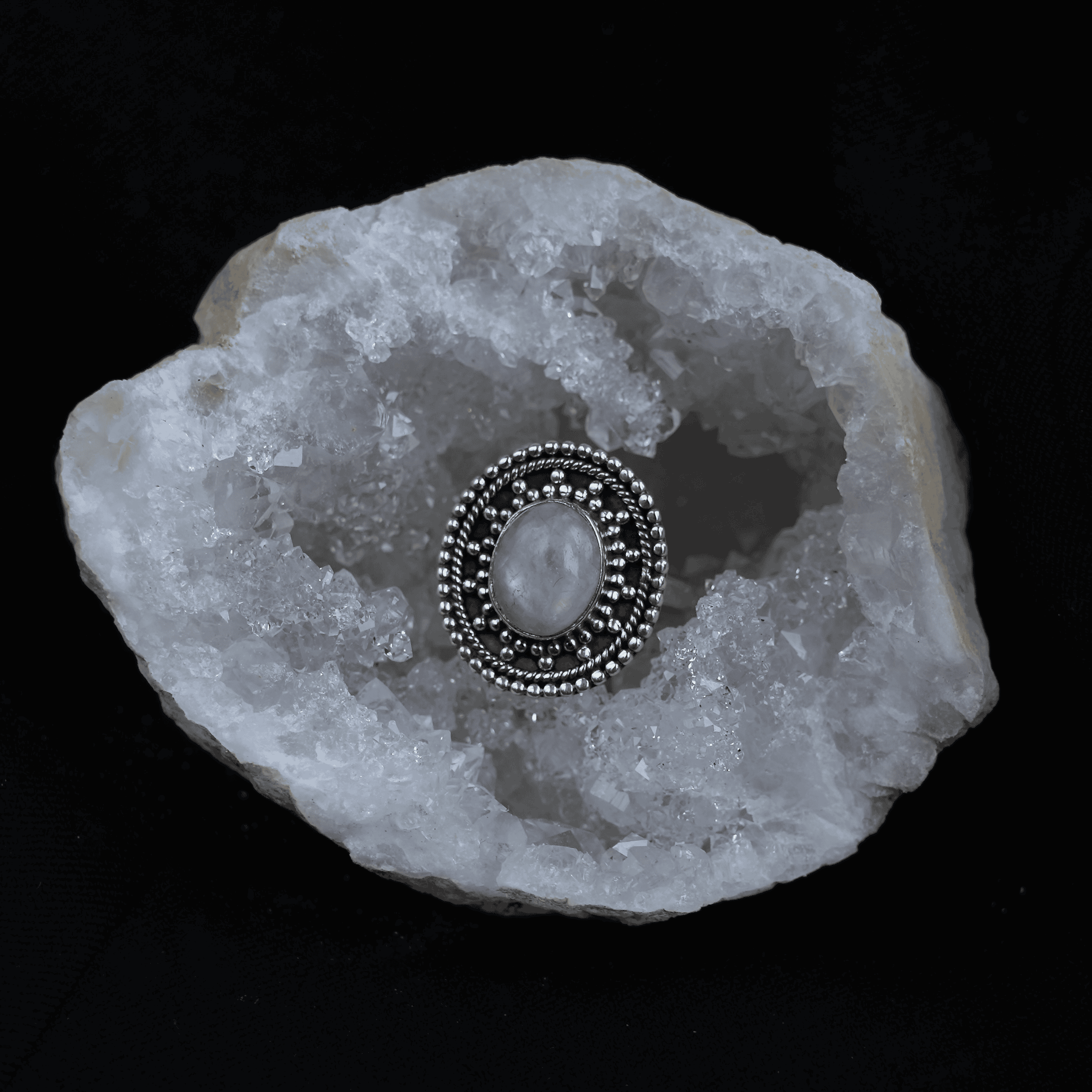 Ring in quartz met regenboog maansteen