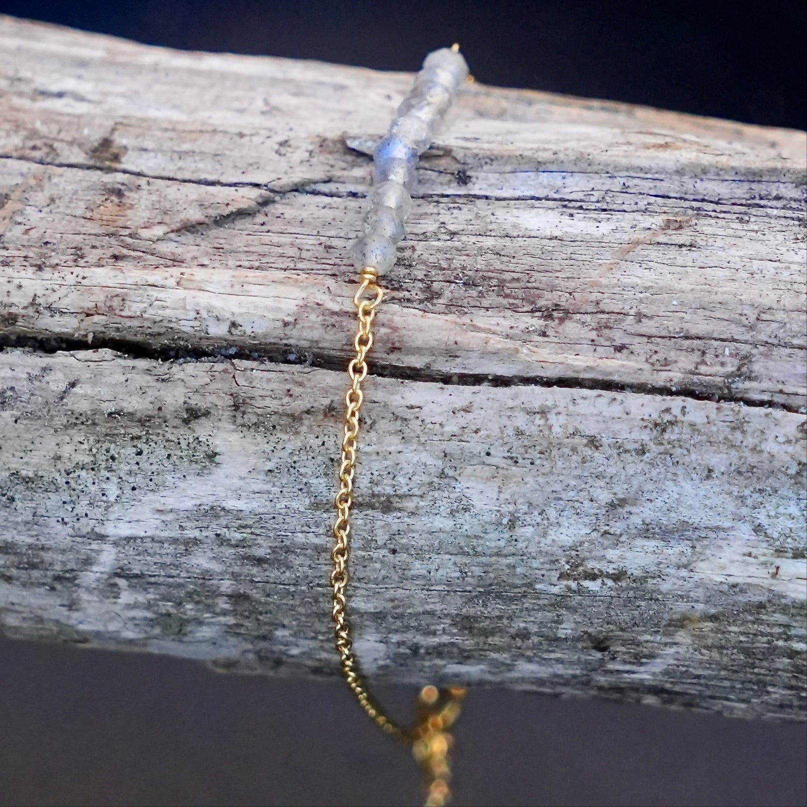 goldplated armbandje met kleine labradoriet kraaltjes