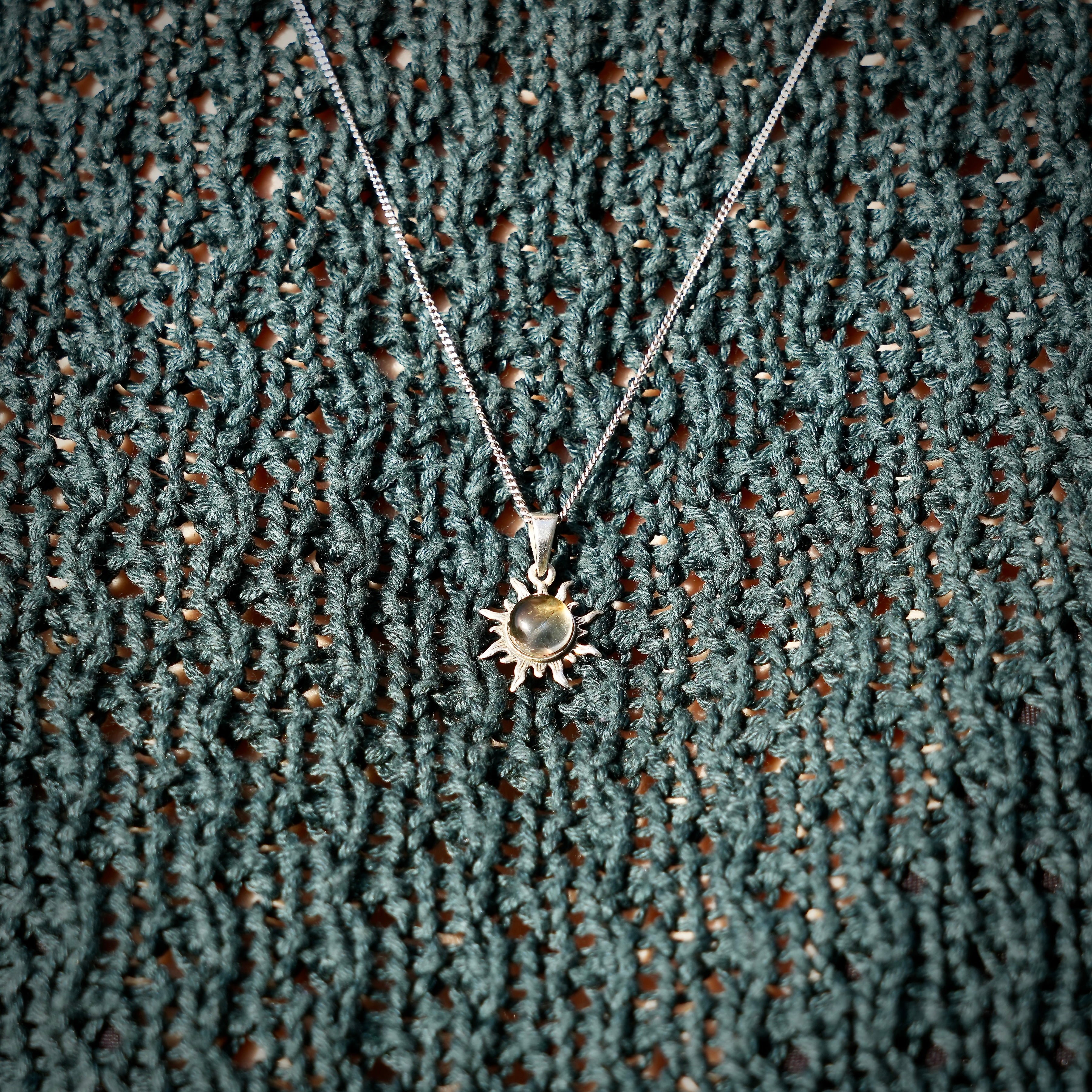 Hanger in de vorm van een zon met een hart van Citrien