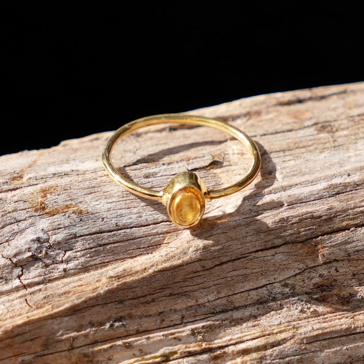 goldplated ring met ovale citrien