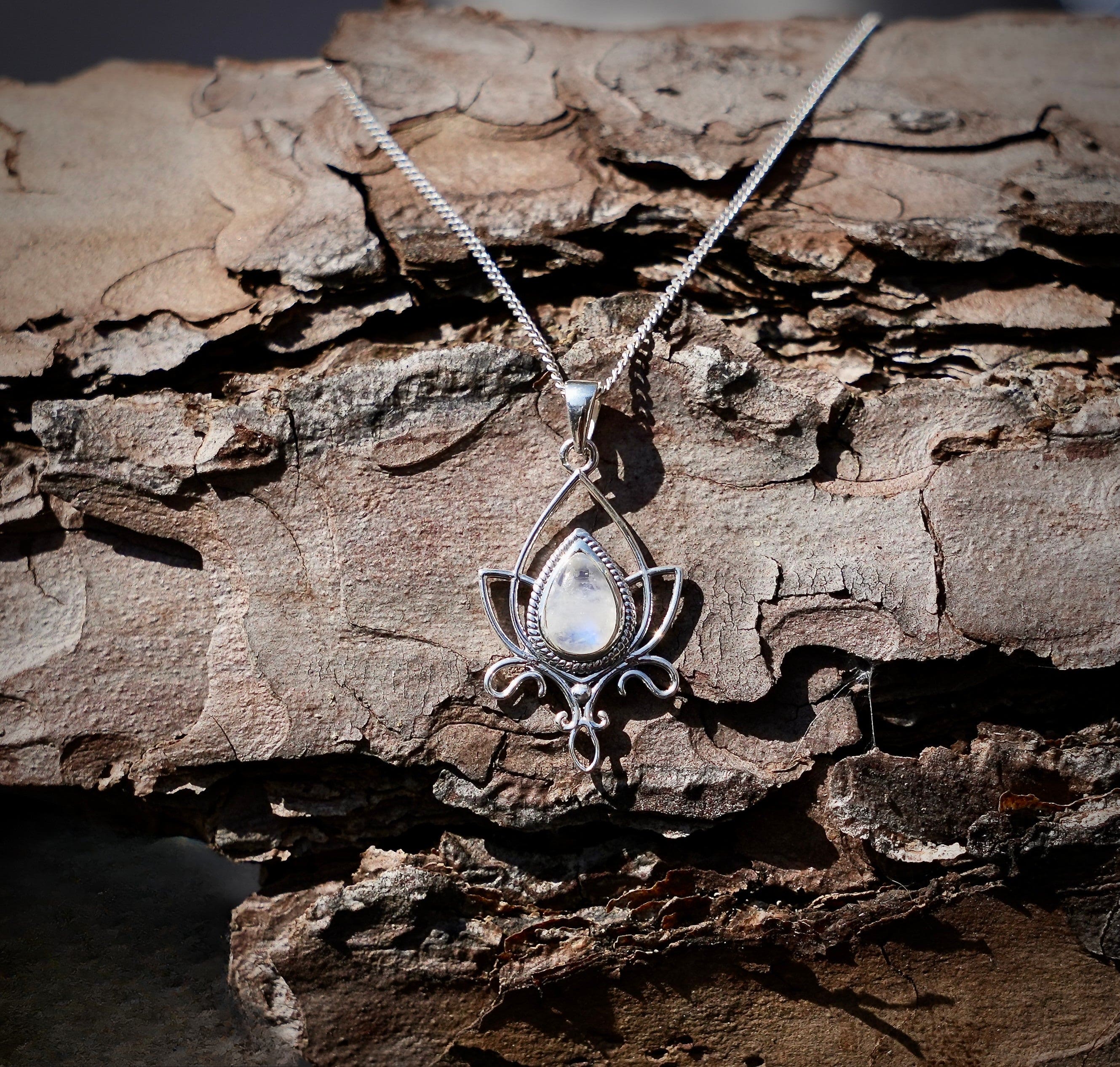 sierlijke lotushanger met maansteen in druppelvorm aan halsketting