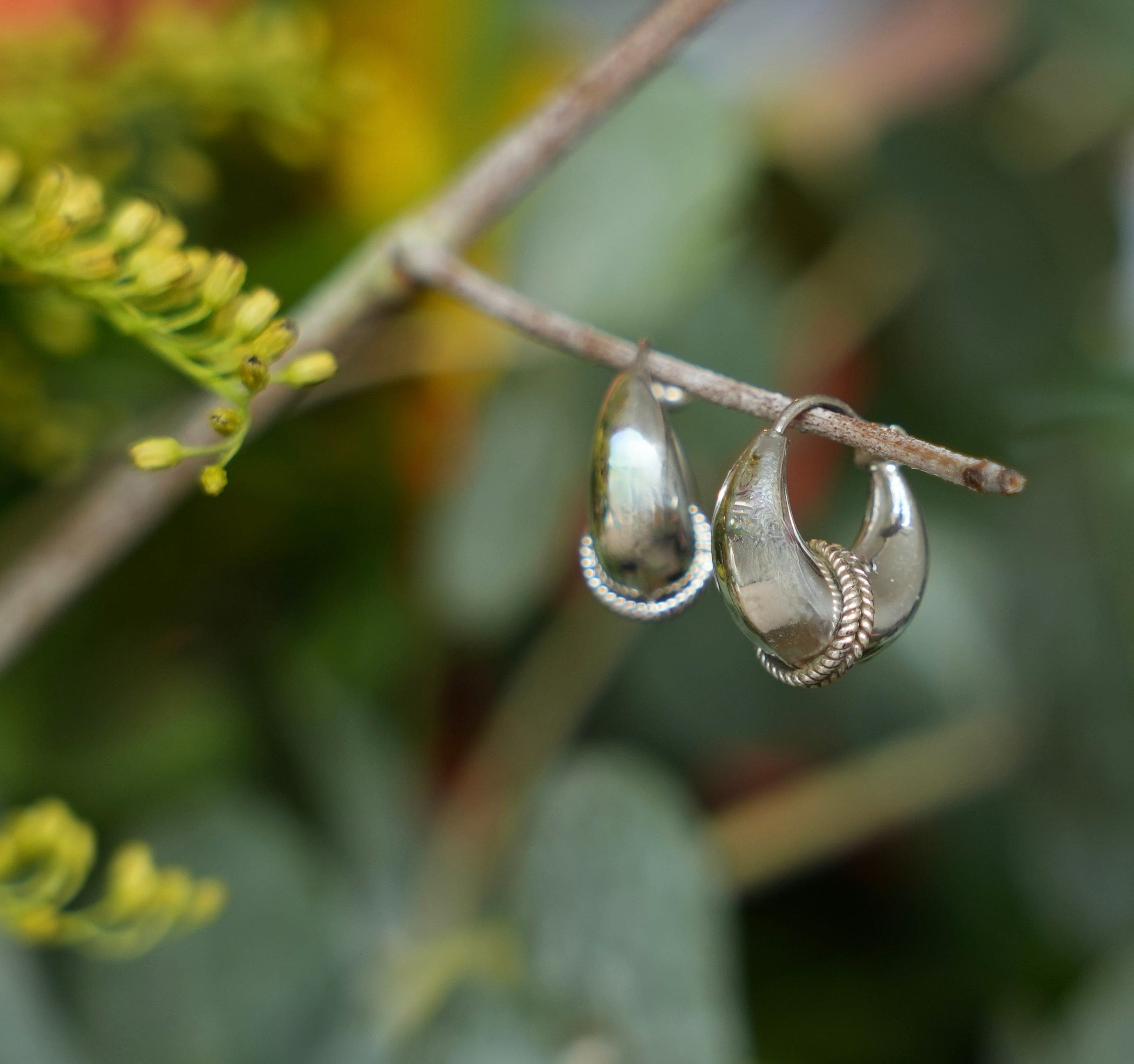 Een paar bede oorbellen aan een takje