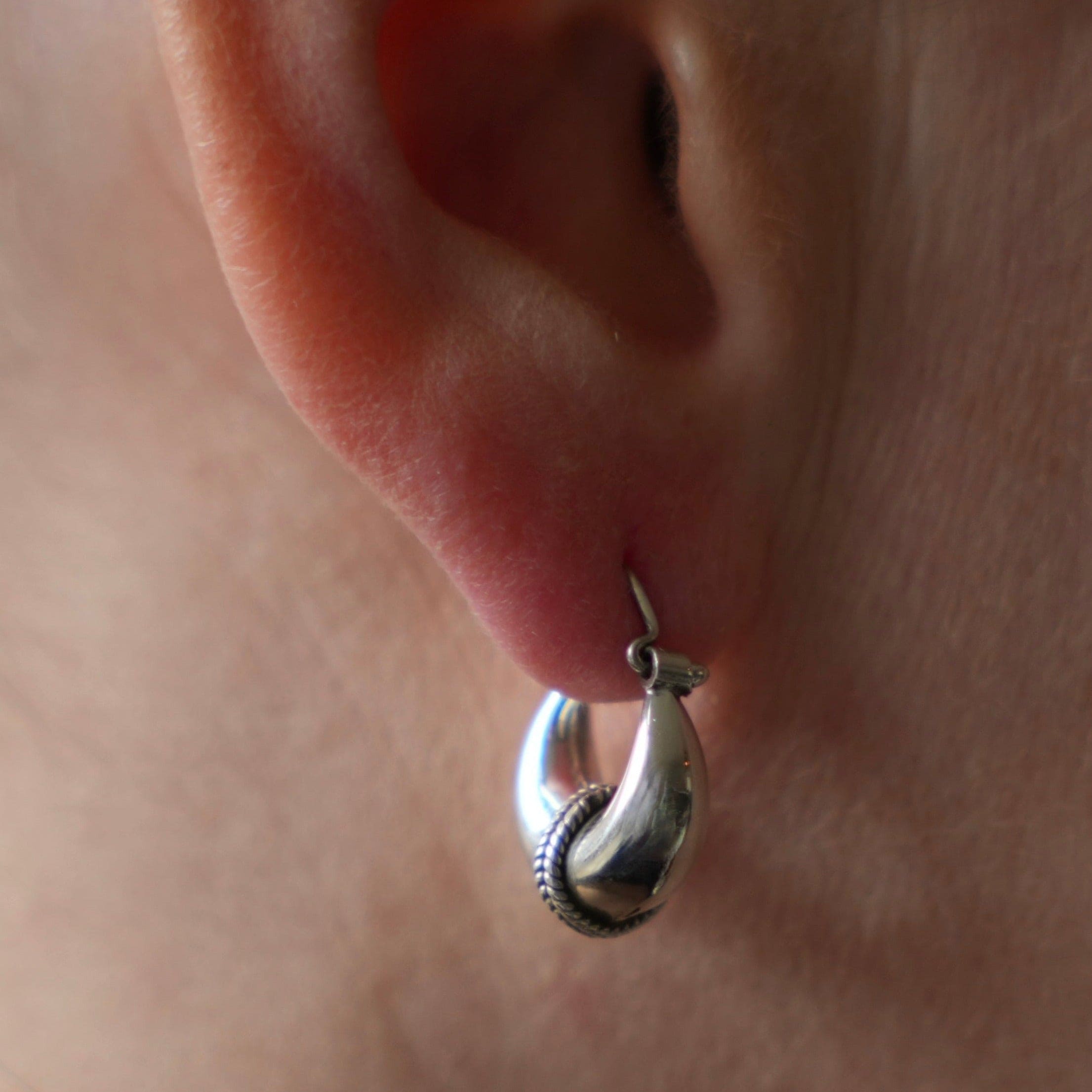 Brede oorring met sierlijke rand