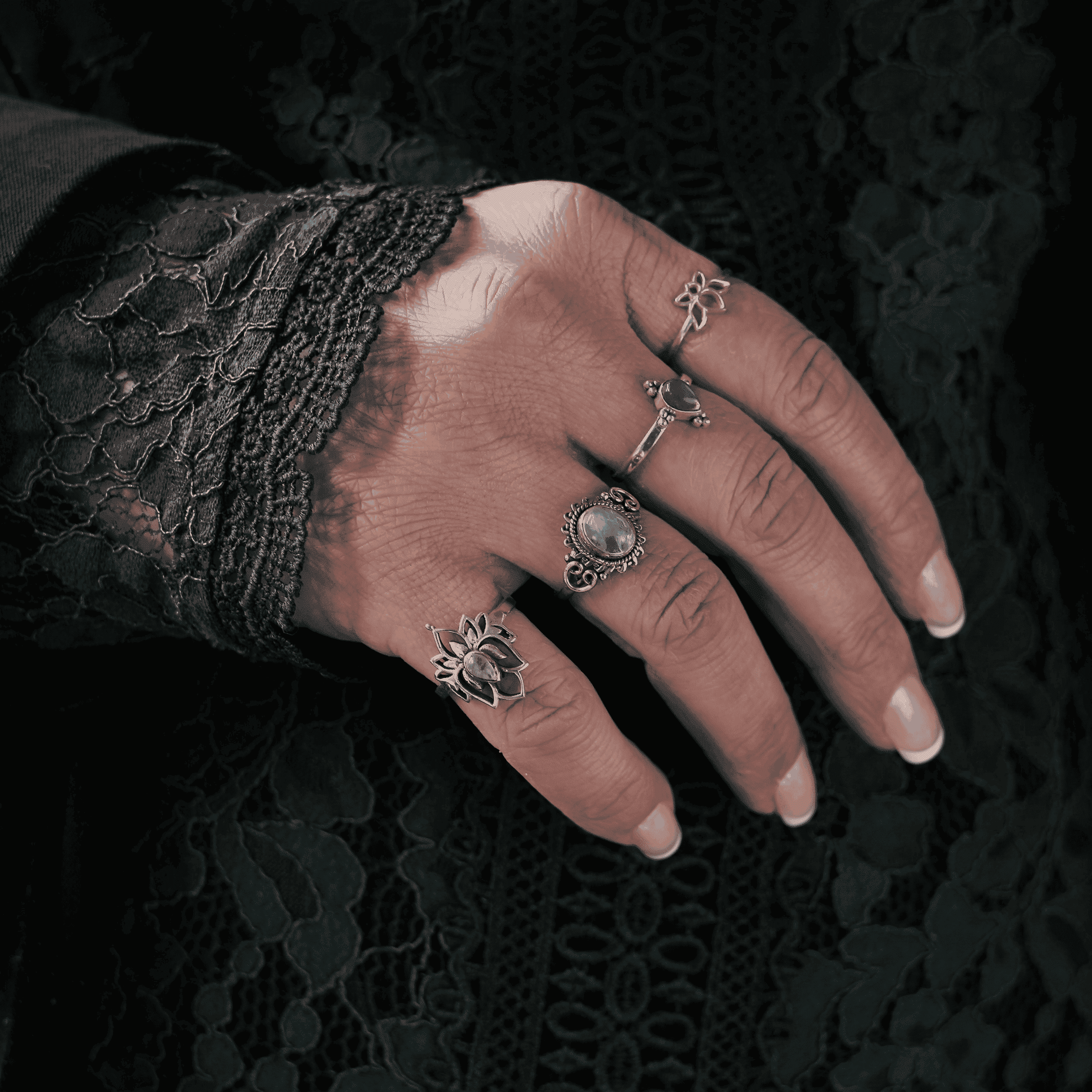 hand met vier verschillende ringen