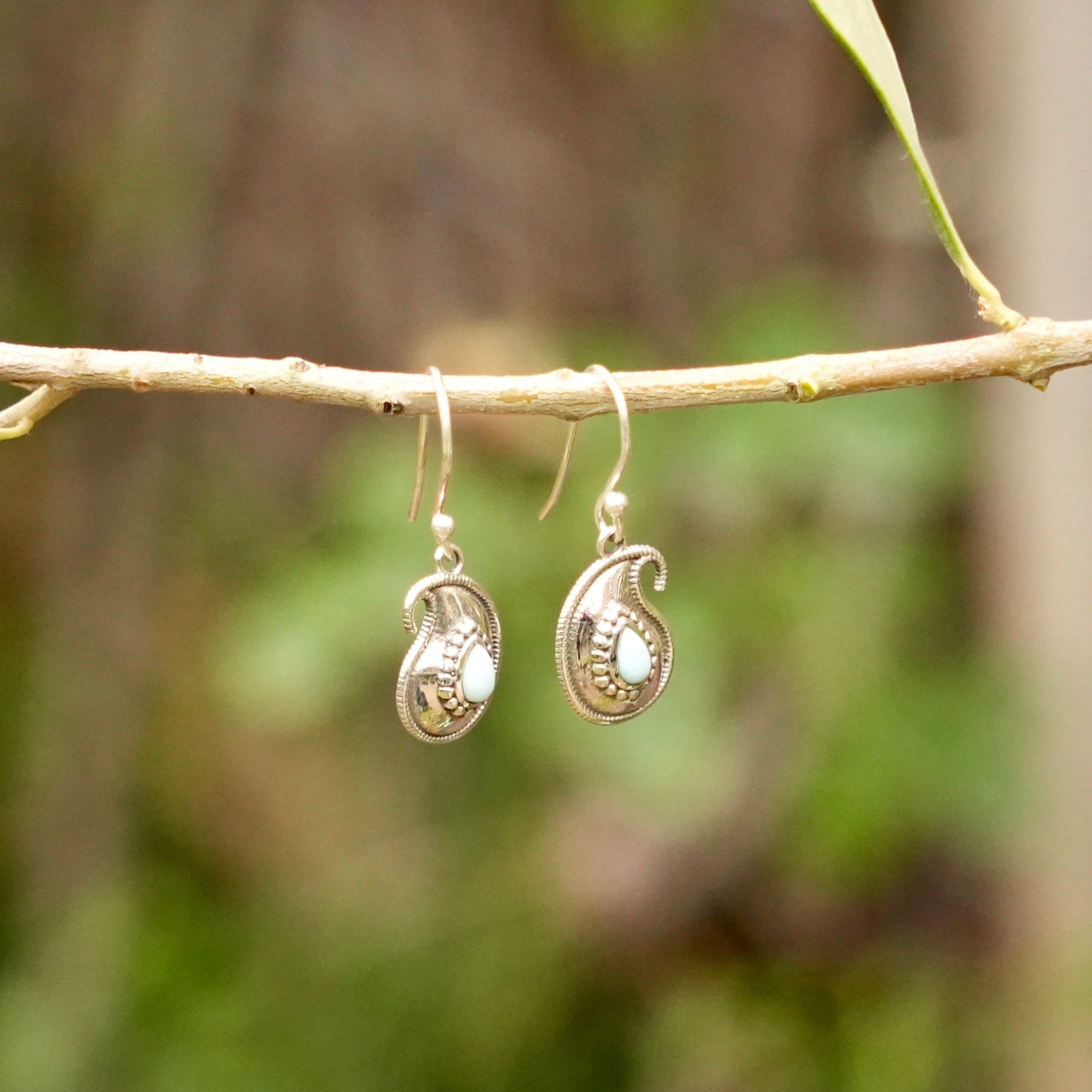 zilveren oorbellen in bijzondere druppelvorm met natuurlijke larimar