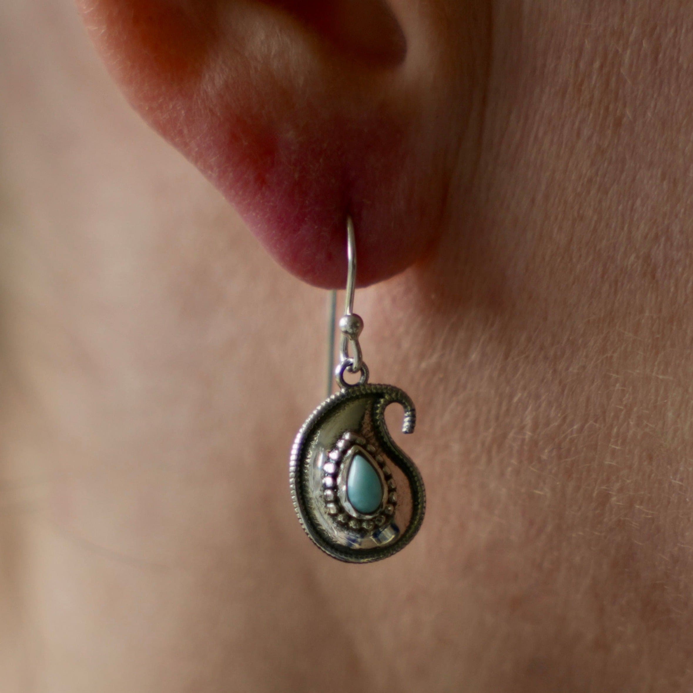 Zilveren oorbel in Indiase sierlijke druppelvorm met een Larimar edelsteen