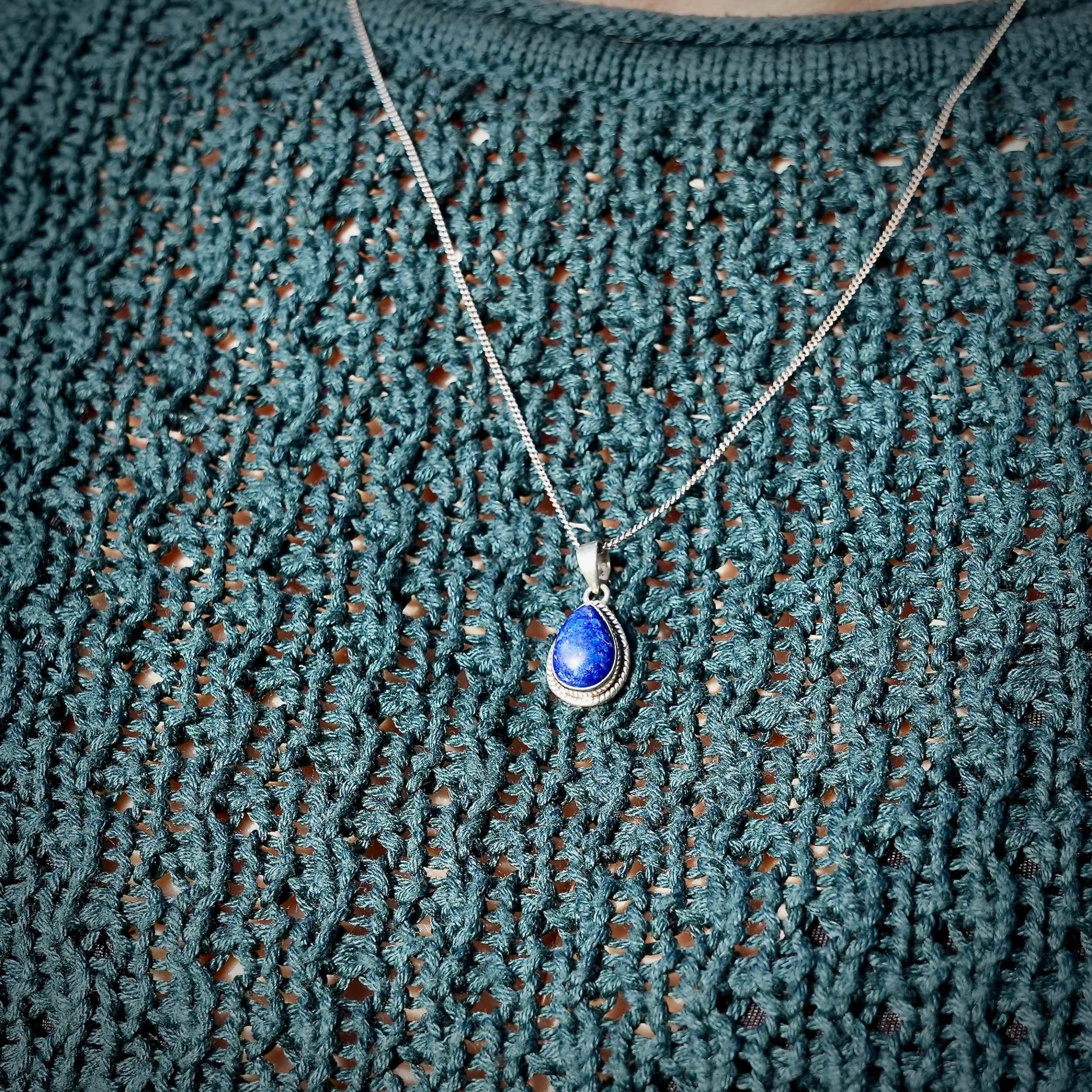 Persoon met Zilveren halsketting met hanger Nubbu van Lapiz Lazuli in druppelvorm - Juwelen uit de natuur