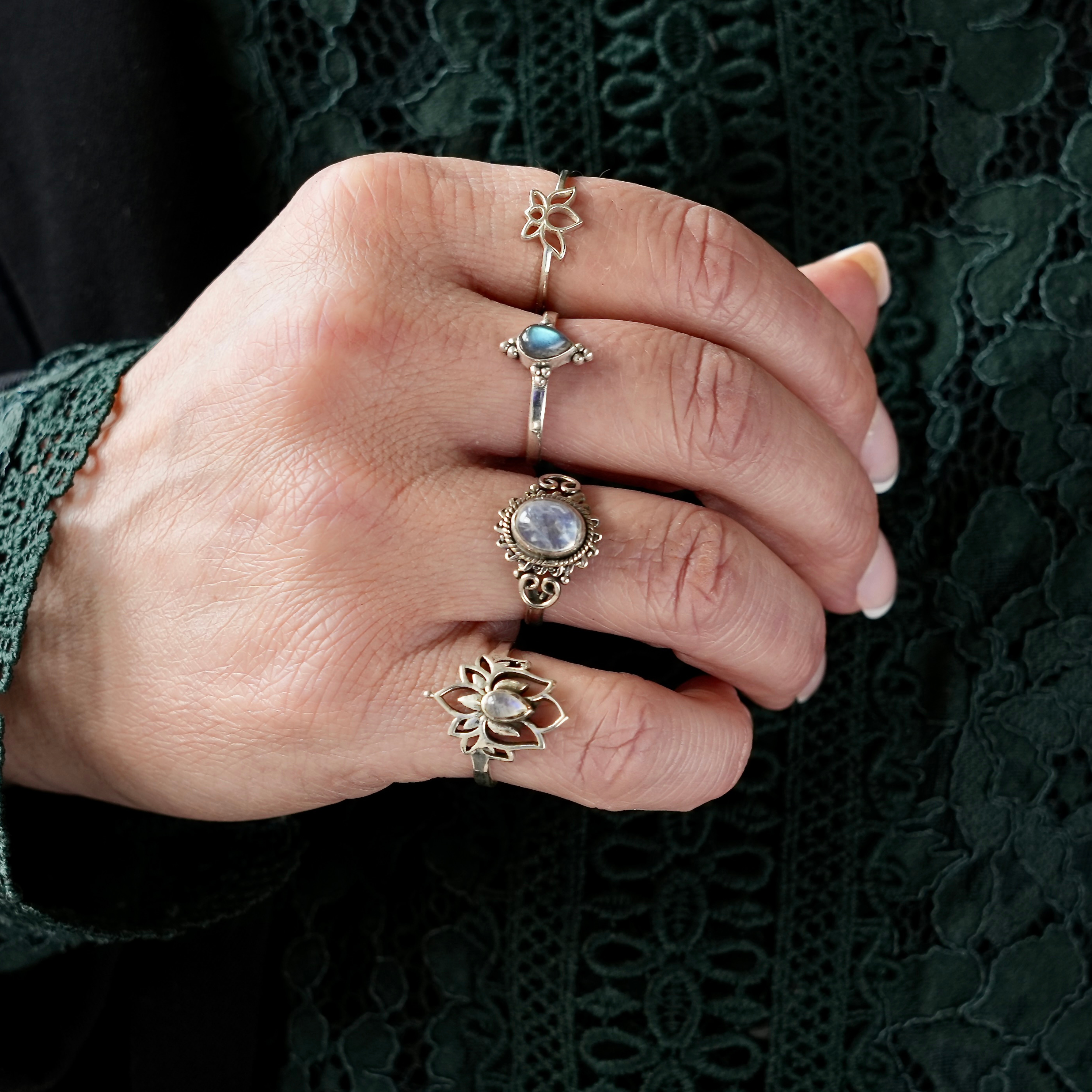 diverse ringen aan hand