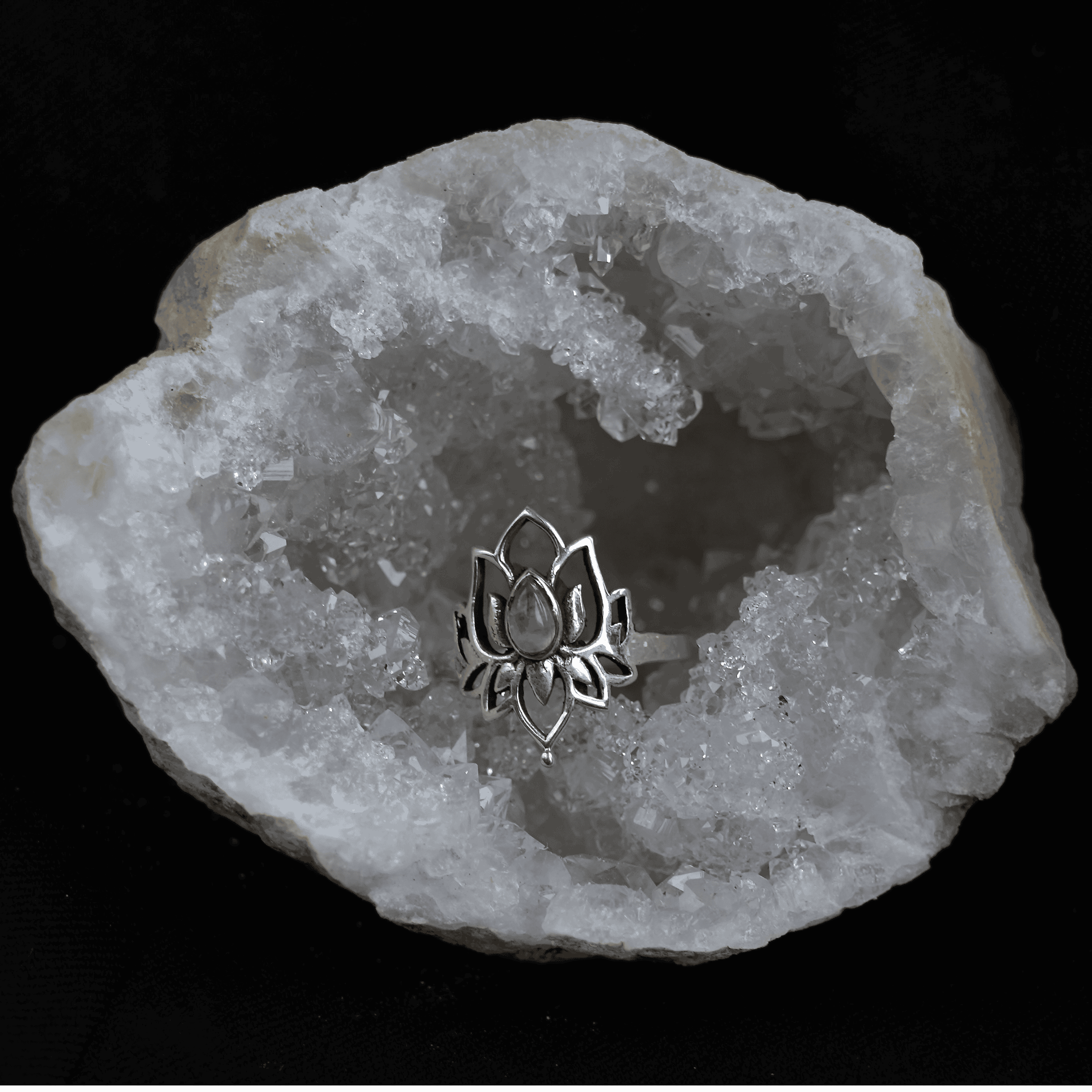 quartz geode met lotus ring met maansteen