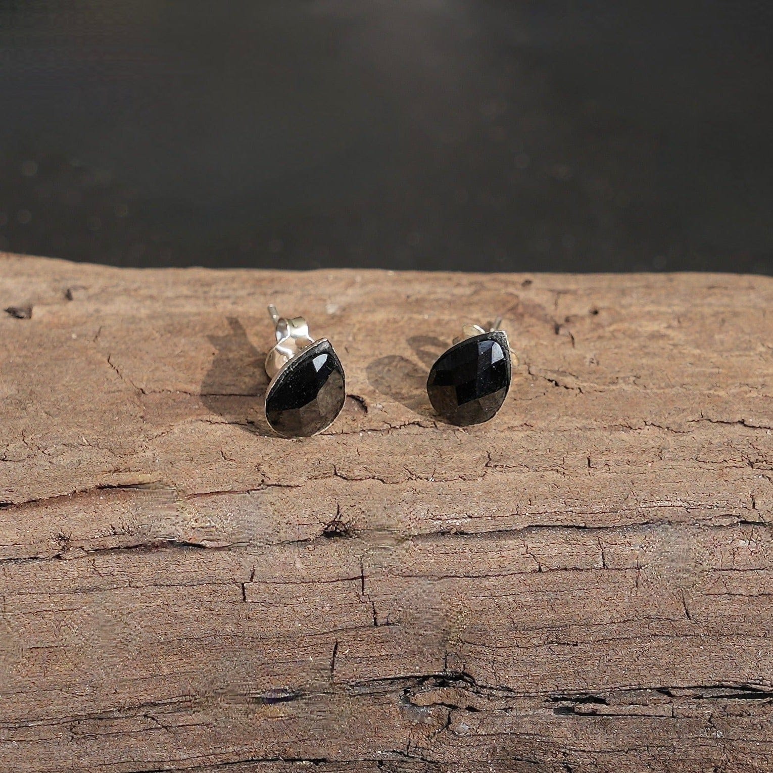 Zilveren oorstekers Oyodo in druppelvorm op verweerd hout - Juwelen uit de Natuur