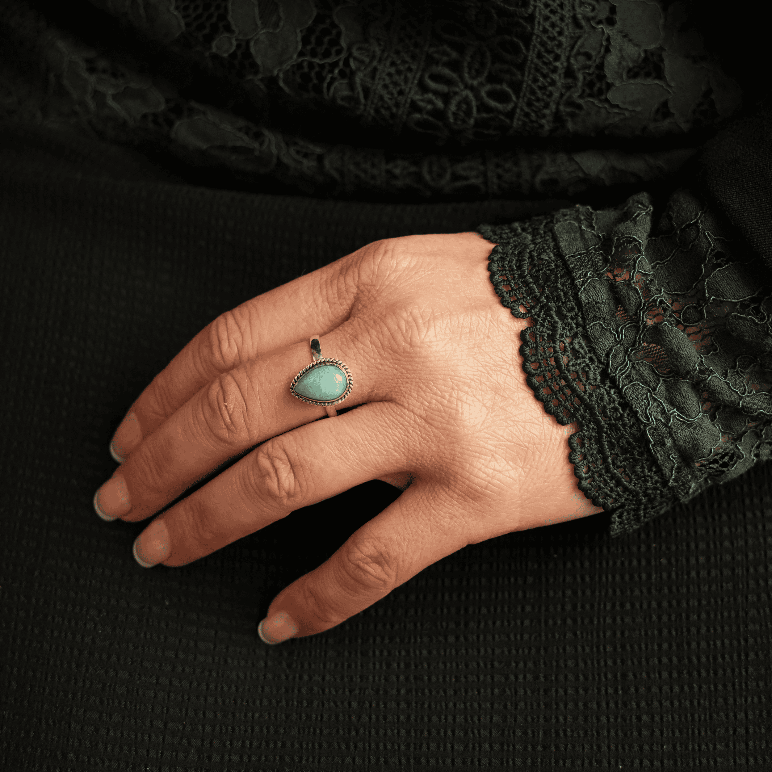 Hand met ring met Larimar