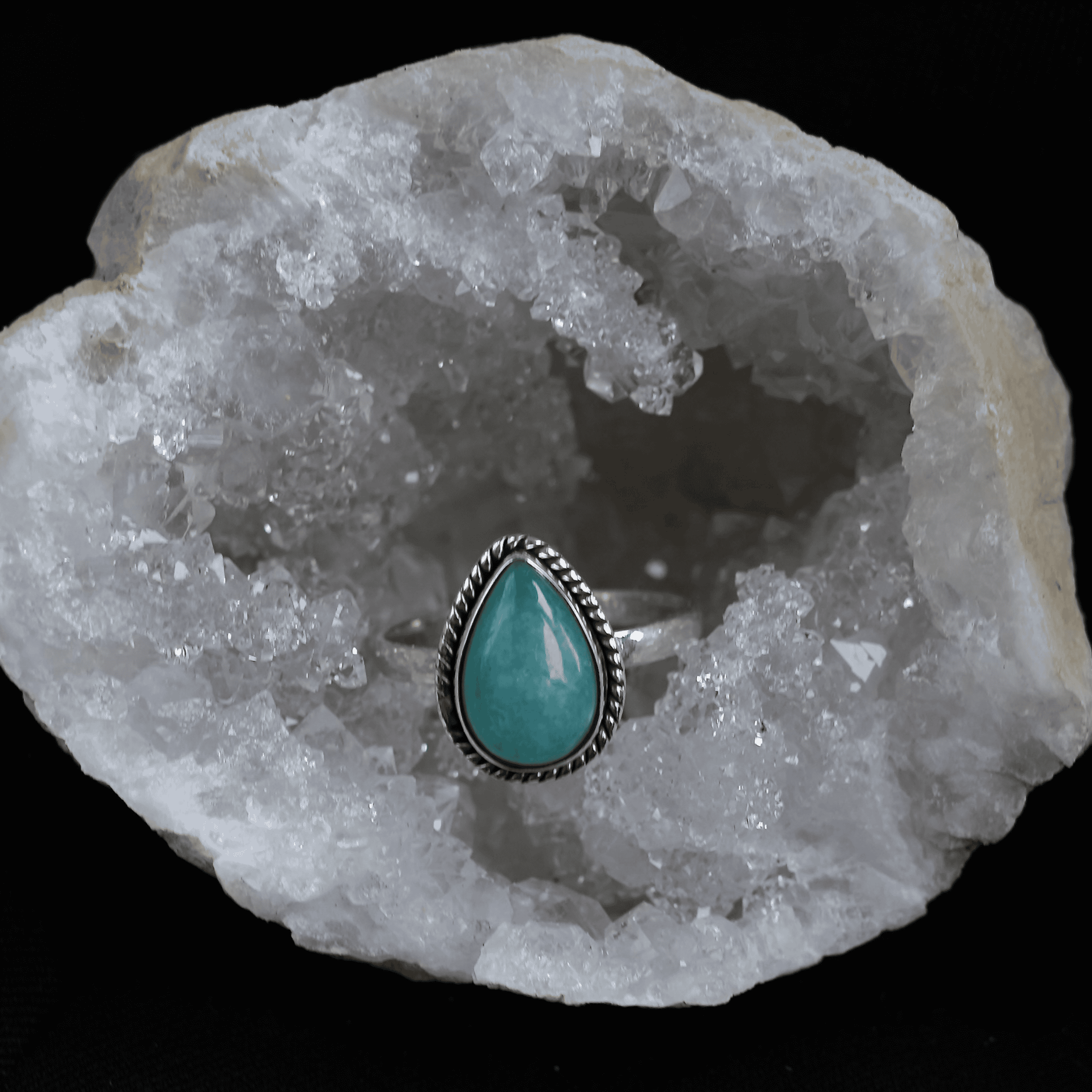 Ring in bergkristal geode