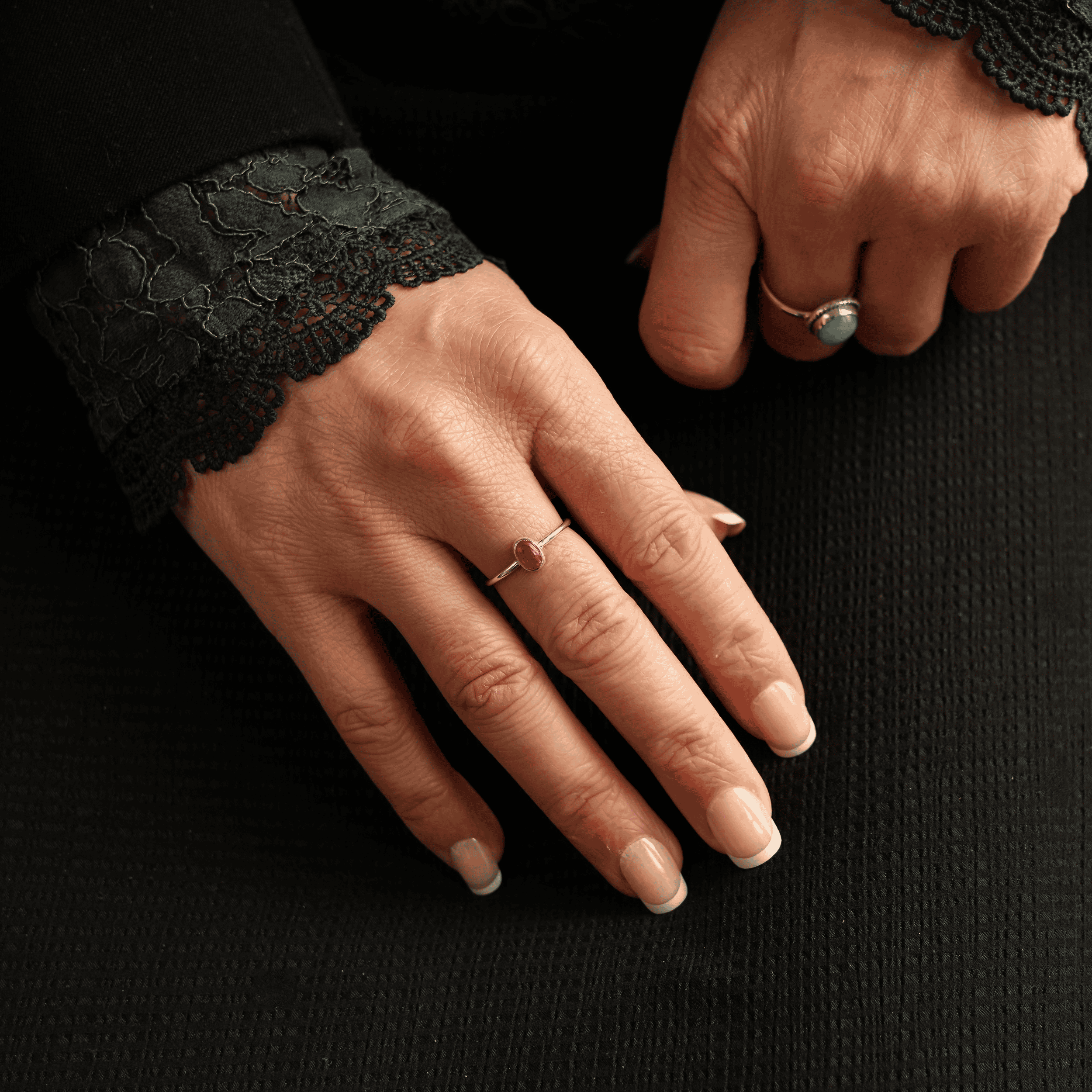 ring aan hand met seliminiet