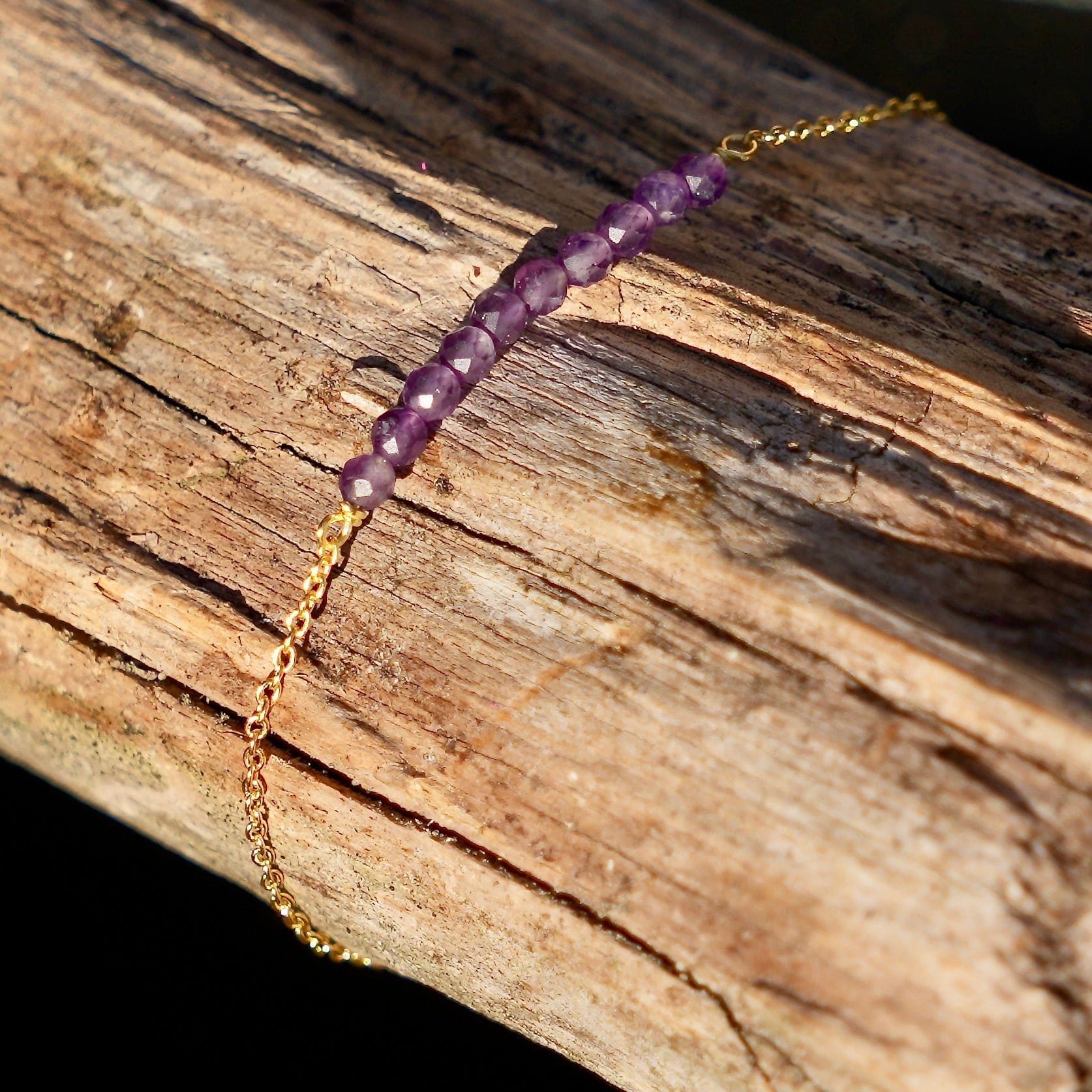 goldplated armbandje met tien amethistkraaltjes