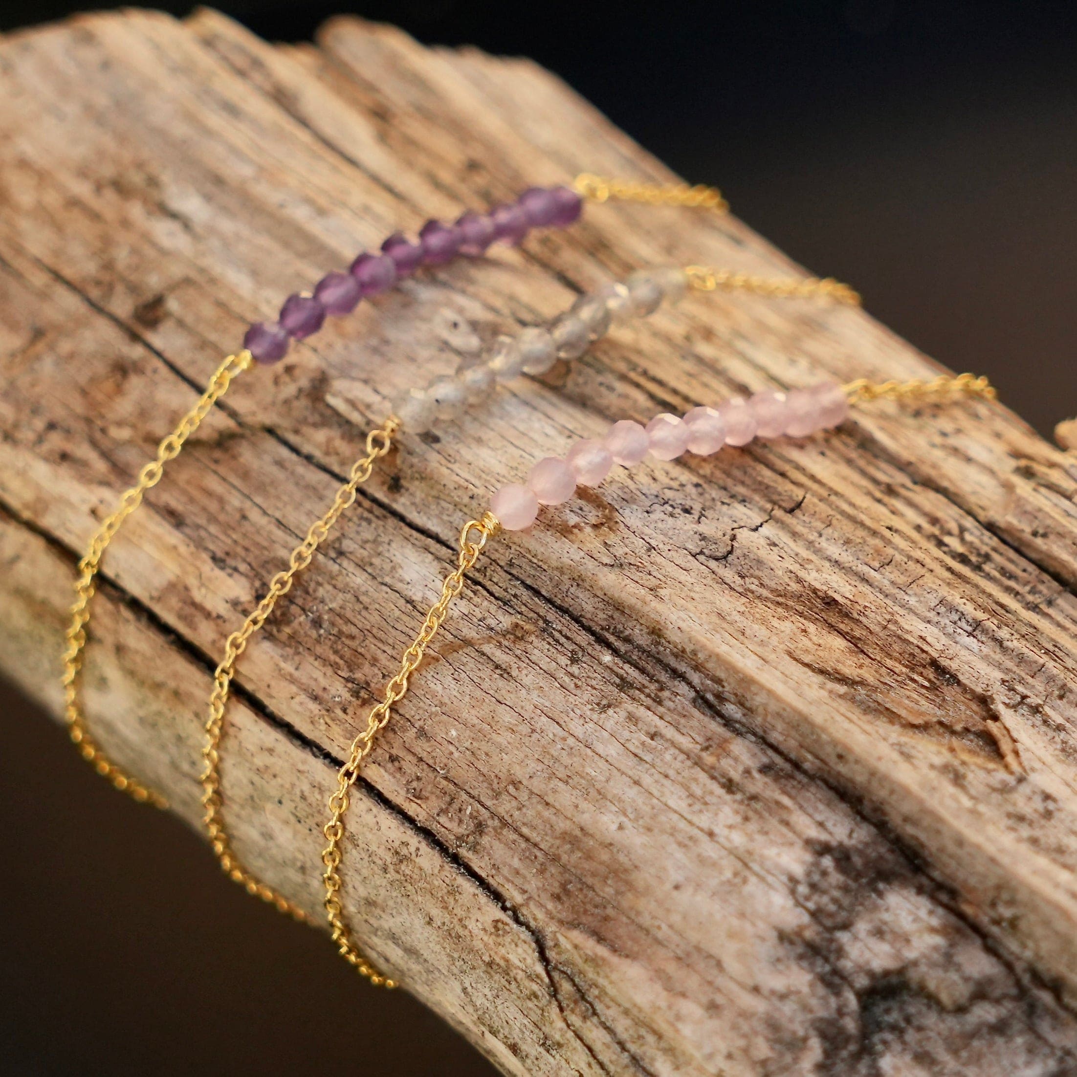 3 goldplated armbandjes waarvan 1 met rozenkwarts, 1 met labradoriet en 1 met amethist