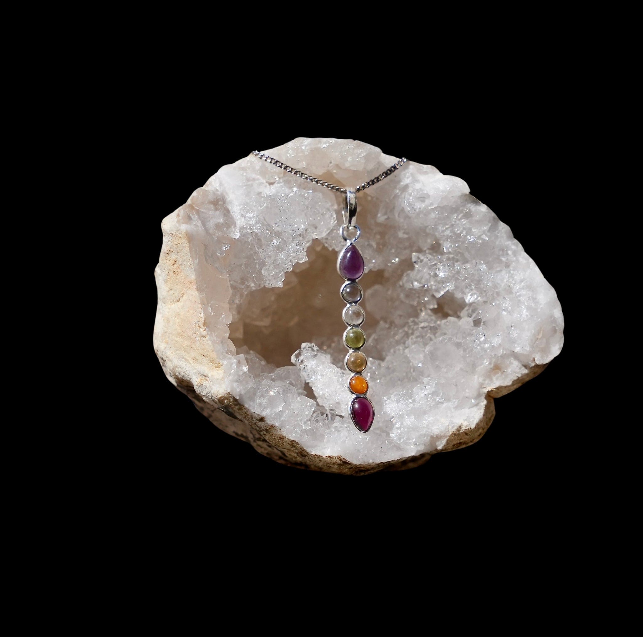 hanger met verticaal chakrasteentjes in een quarts geode