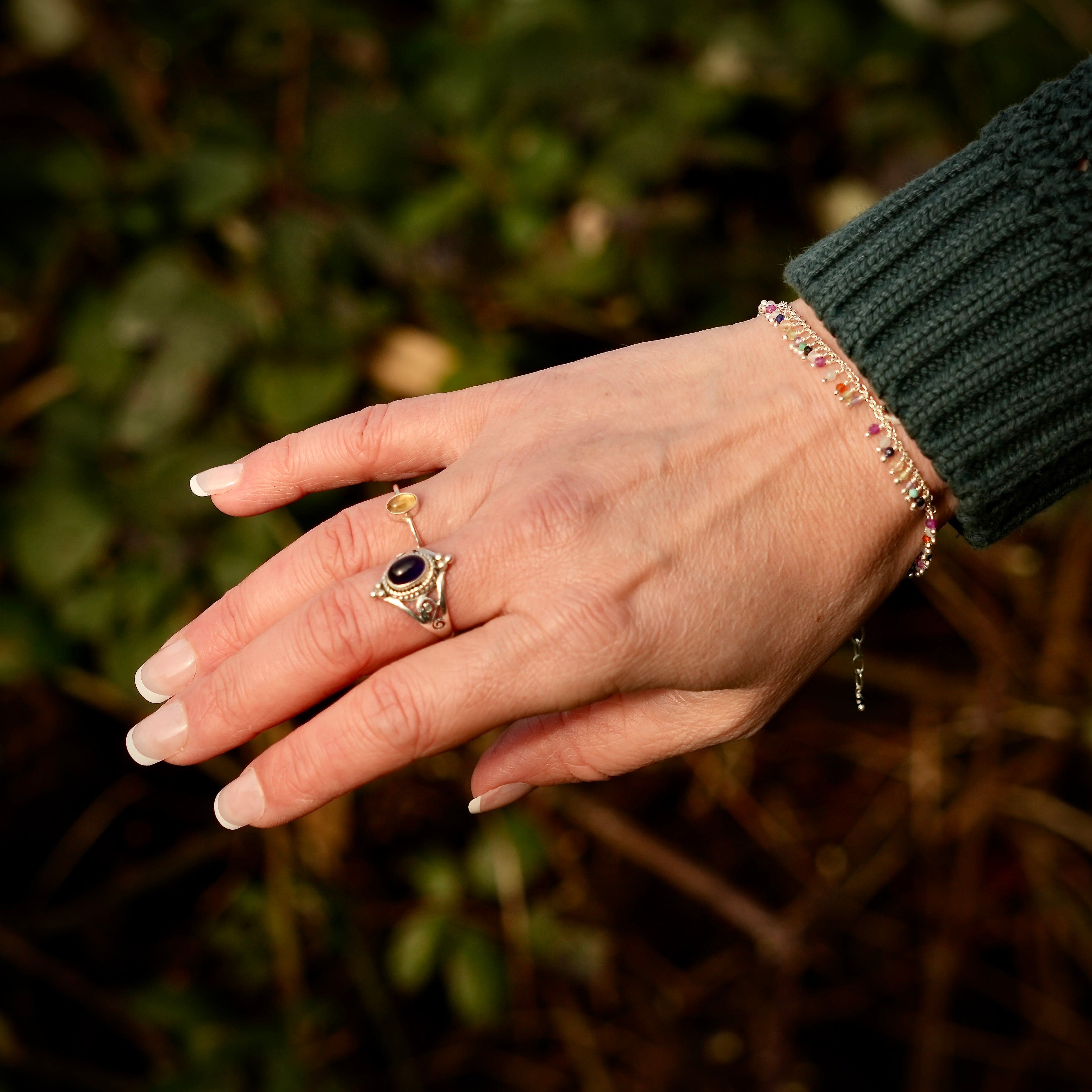 hand met ringen met citrien en met Amethist