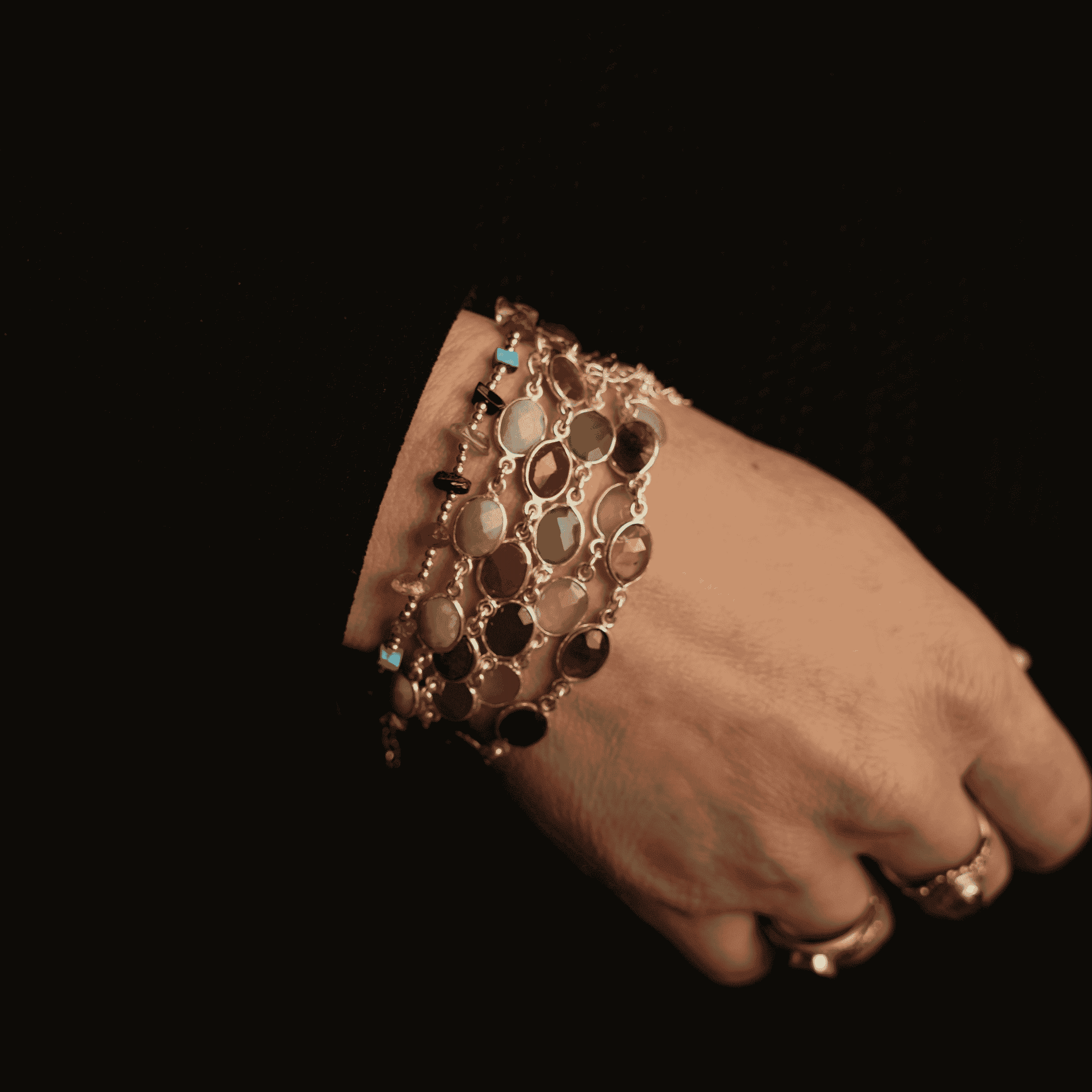 diverse armbanden met facet geslepen edelstenen