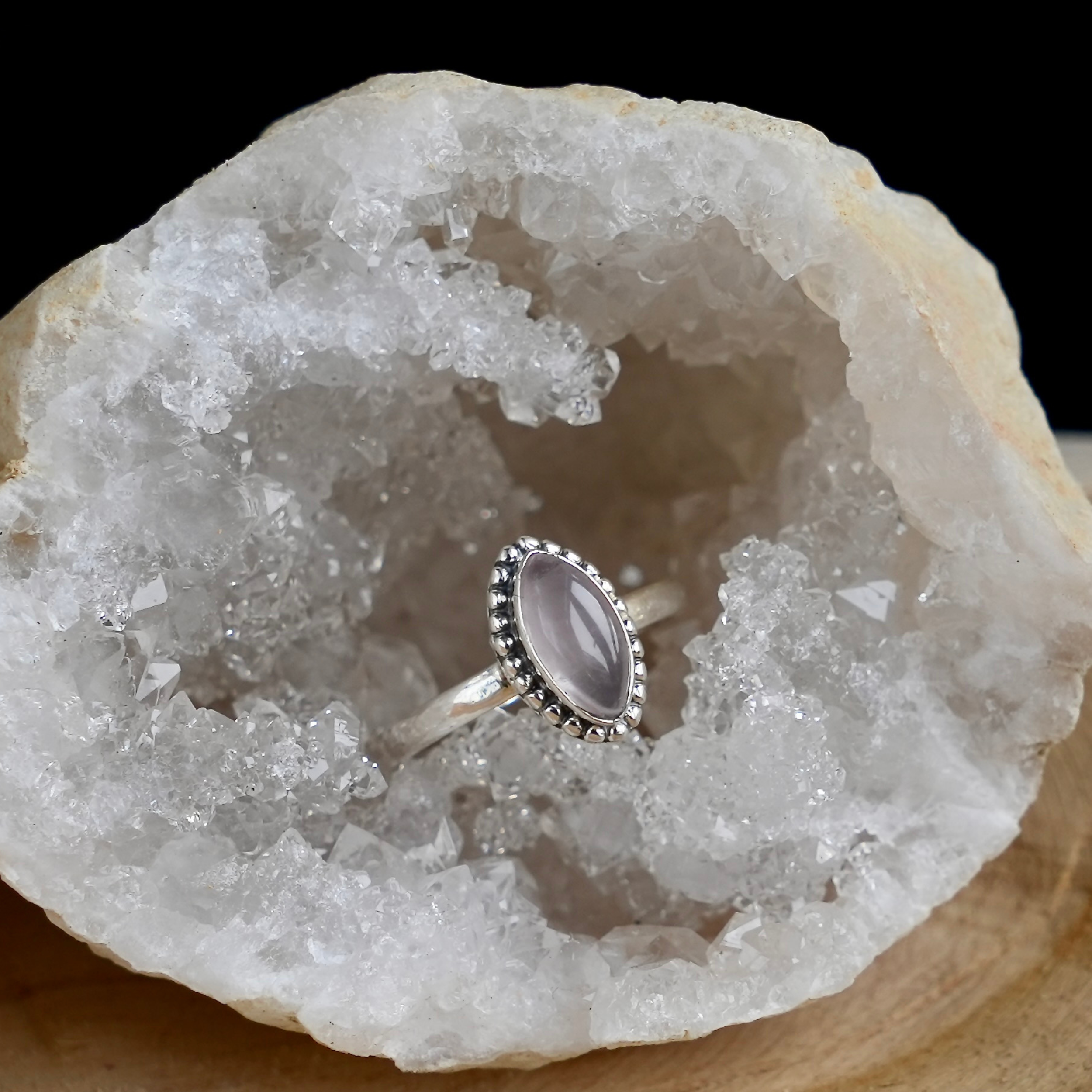 quartz geode met ring met ovale rozenkwarts edelsteen