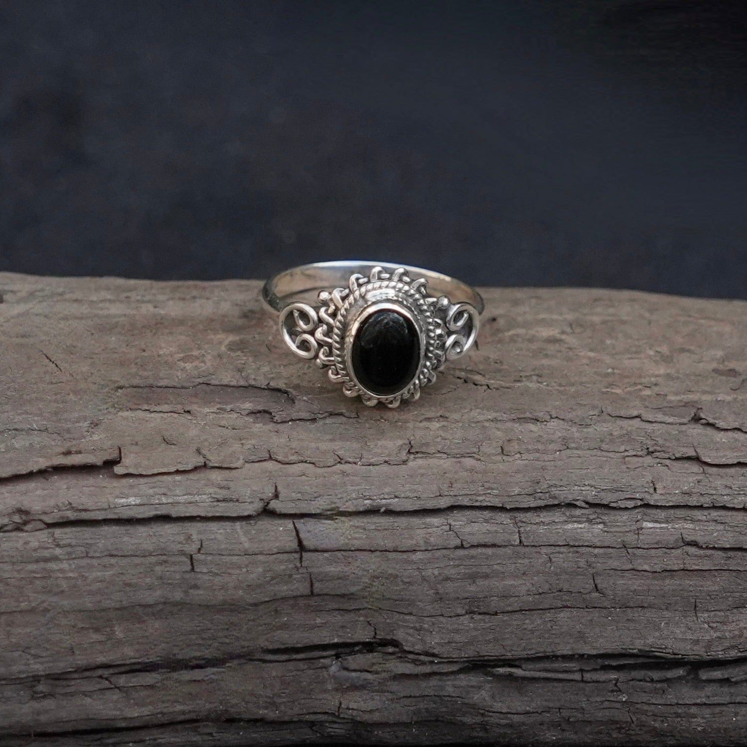 Sierlijke ring met zwarte onyx