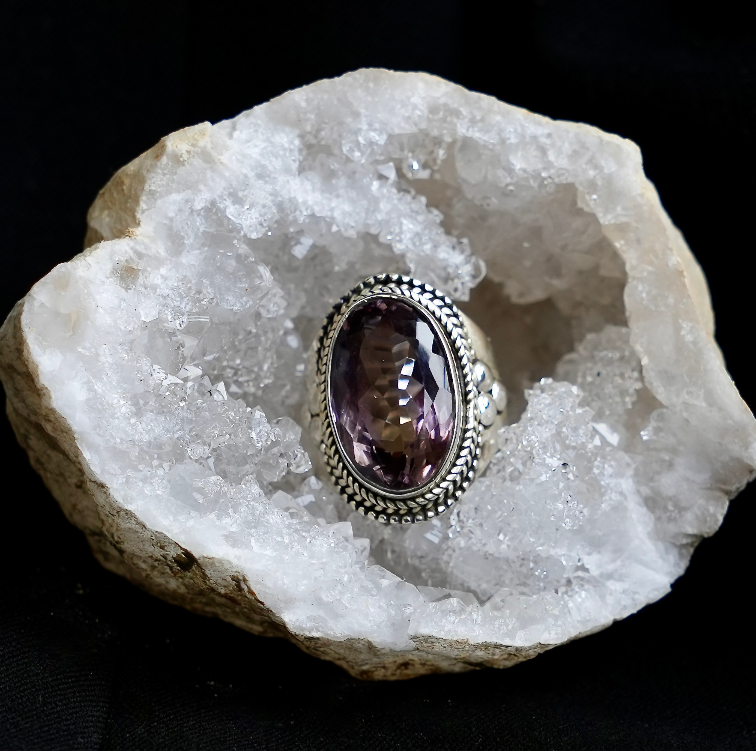 Geode met ring met amethist