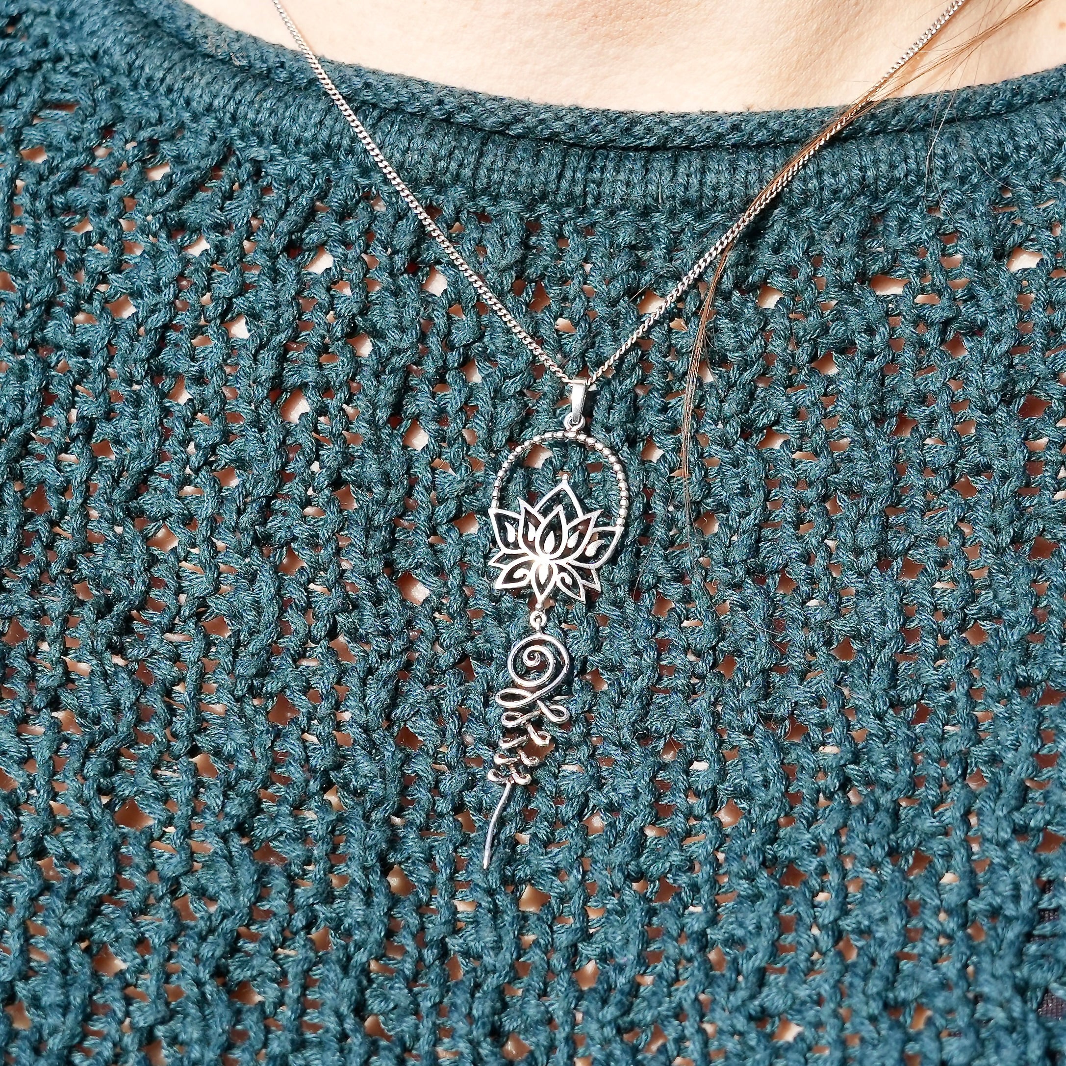 Persoon met Zilveren halsketting met hanger Ereya Diu  in lotus vorm met sierlijke sliert - Juwelen uit de Natuur