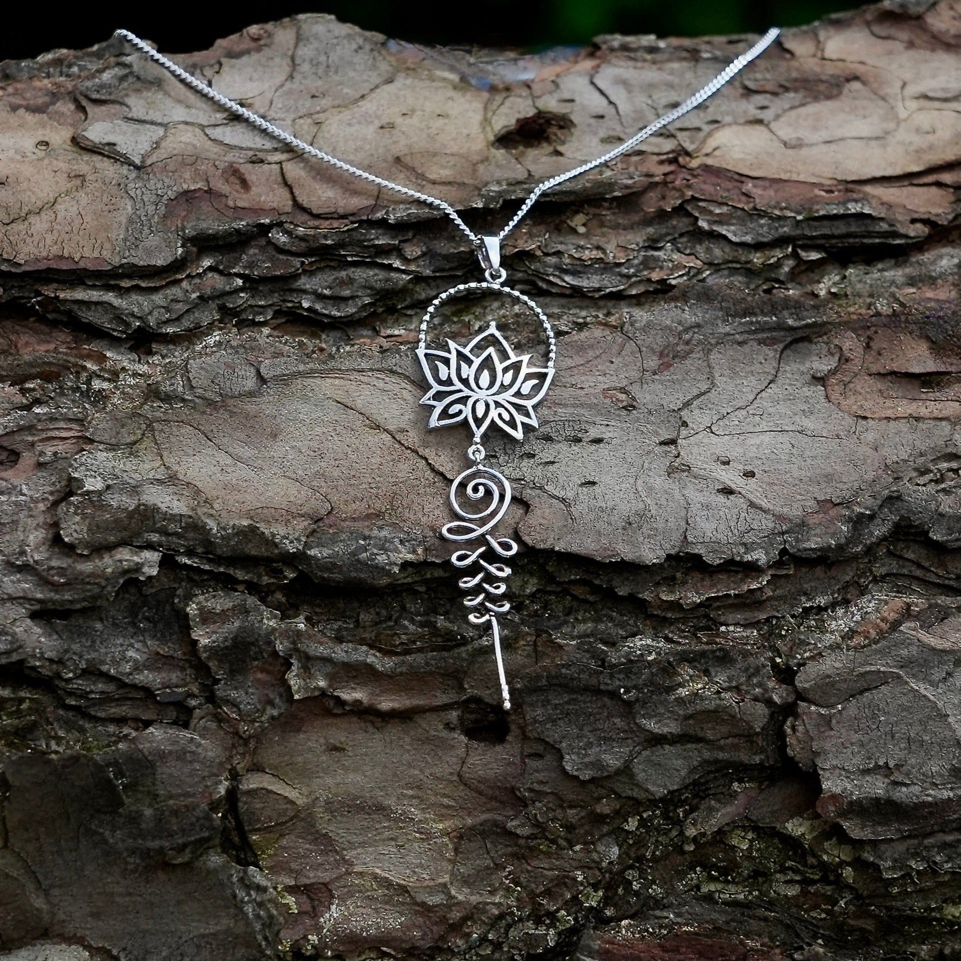 Zilveren halsketting met hanger Ereya Diu  in lotus vorm met sierlijke sliert op boomschors - Juwelen uit de Natuur