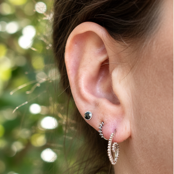 Oor met spiraaloorbel Iniyu  en oorsteker Saysao met ronde facet-geslepen zwarte onyx - Juwelen uit de Natuur