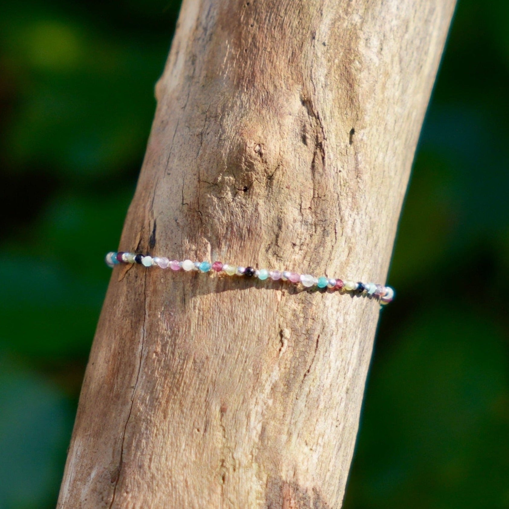 armband met diverse kleine edelsteentjes