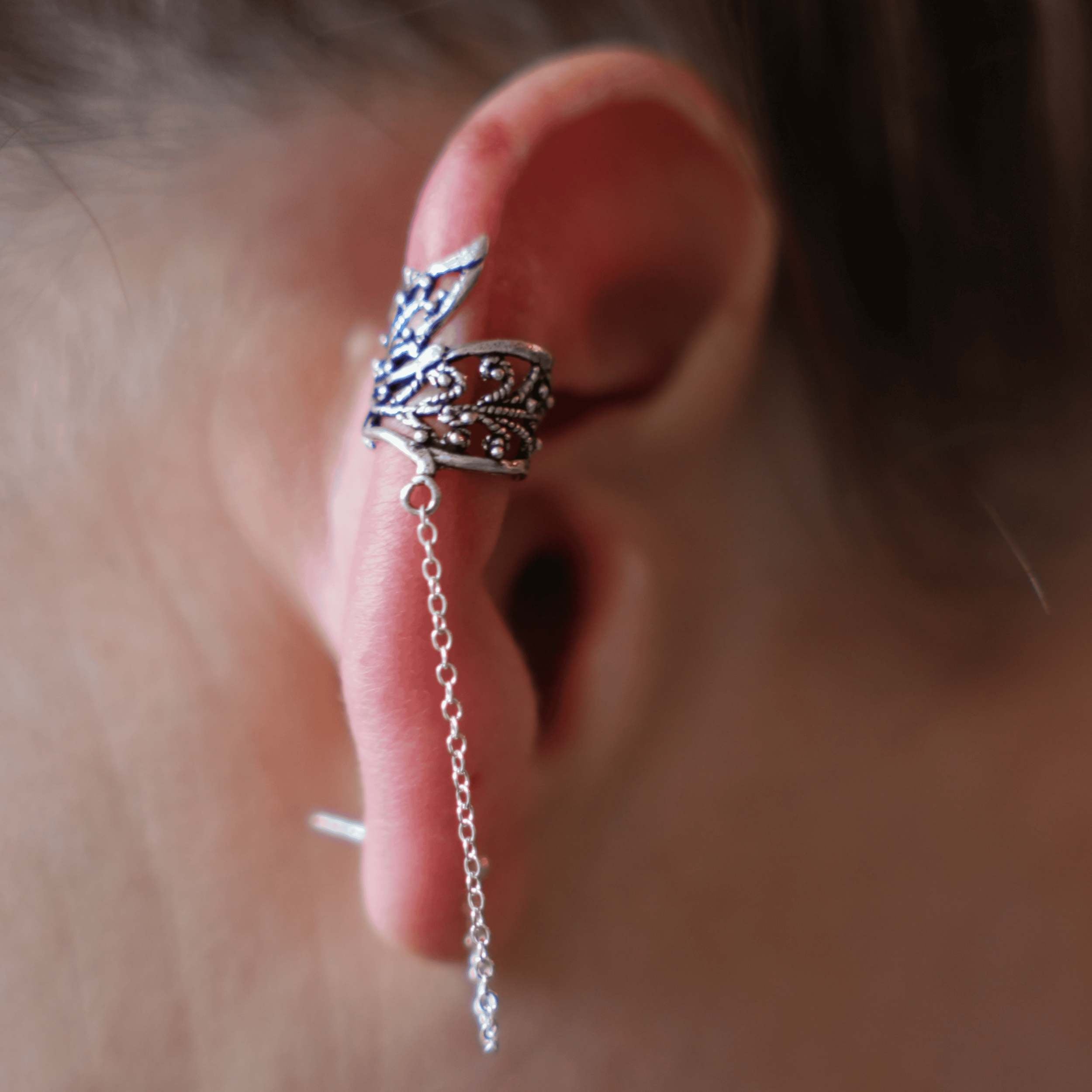 Oor met Filigrain zilveren oorklemmetje met kettinkje naar oorsteker Kaffaljidhmah - Juwelen uit de Natuur