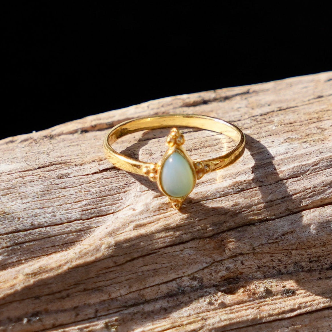 Goldplated ring met kleine aqua chalcedoon in druppelvorm met drops om de druppel heen