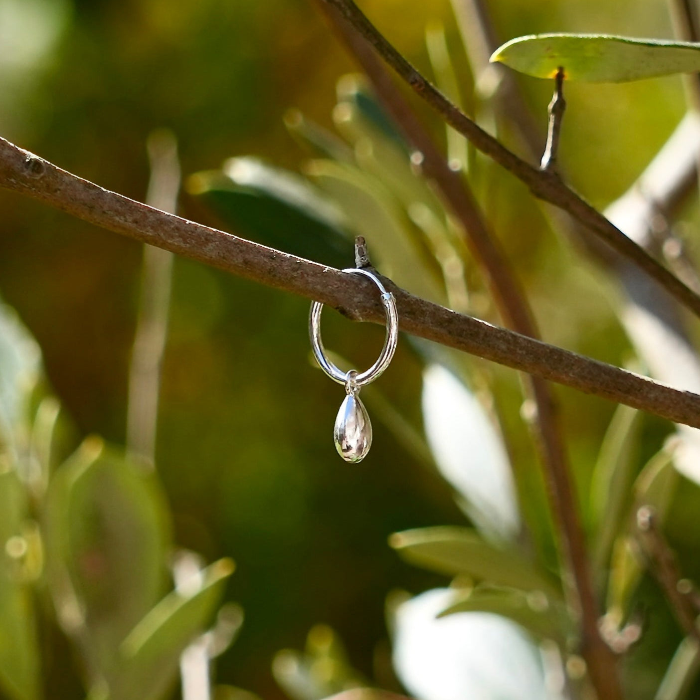 oorring met oorringbedel in druppelvorm