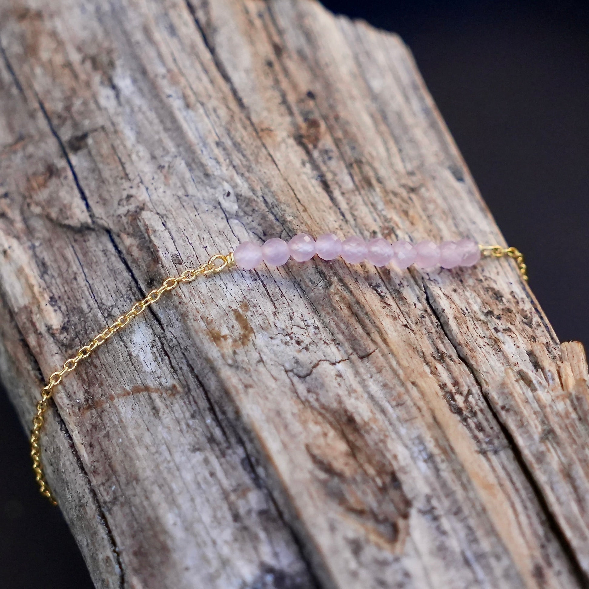 Goldplated armband met facetgeslepen rozenkwarts kraaltjes