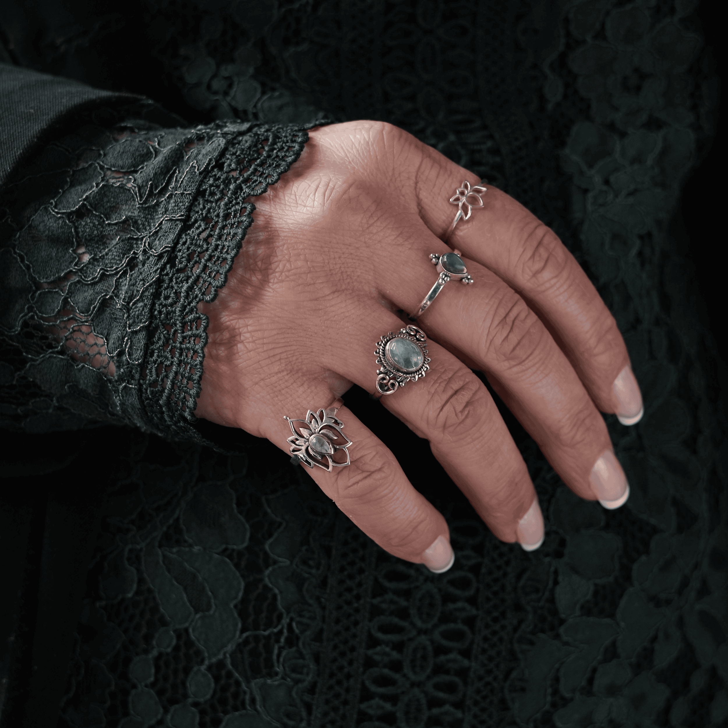 hand met vier verschillende ringen