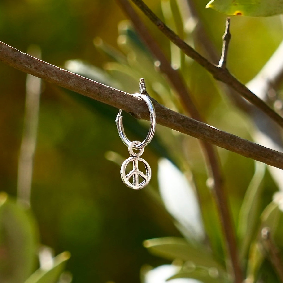 Oorring met oorringbedel in de vorm van een peace-teken