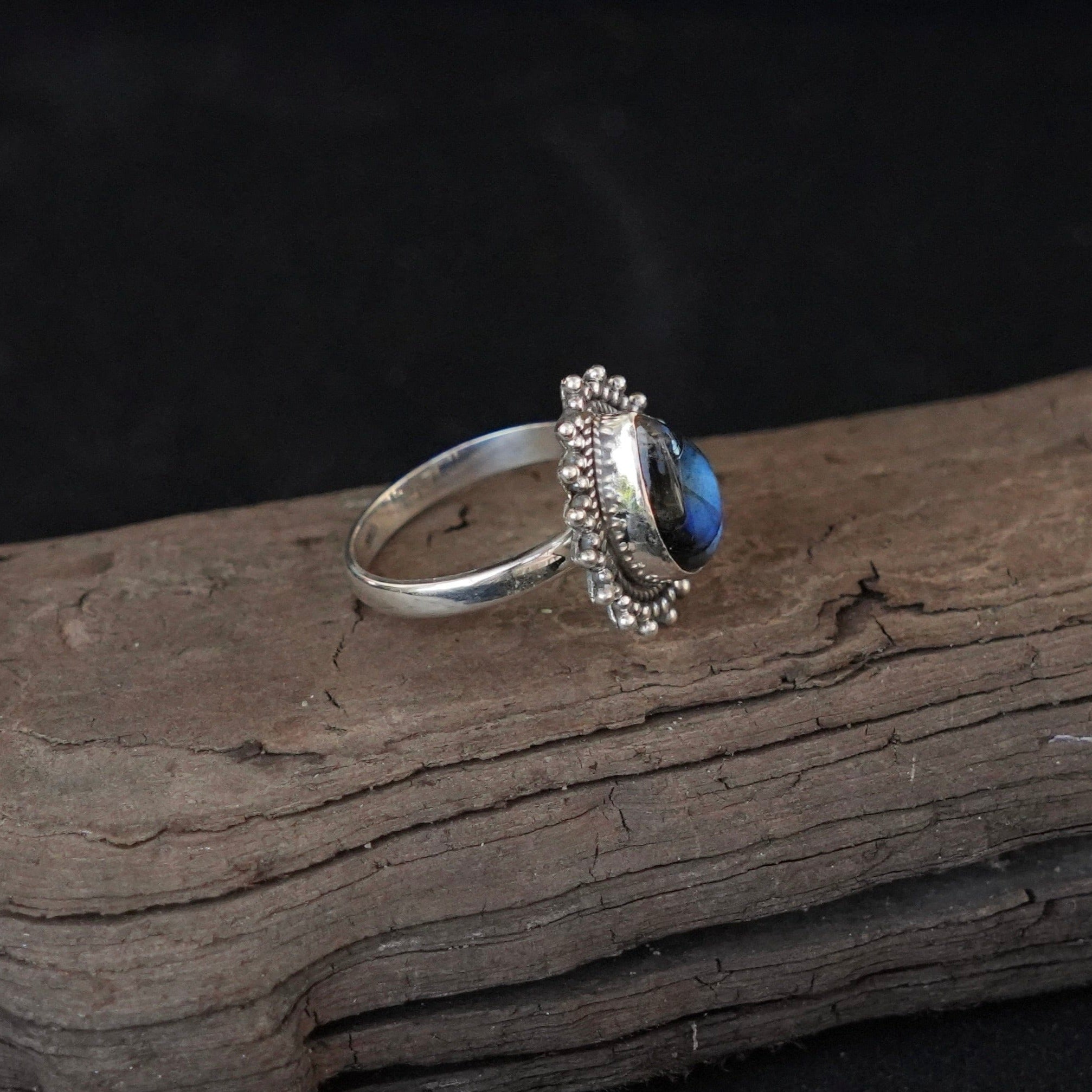 Zijaanzicht van Zilveren ring Radhsa Yu in druppelvorm met labradoriet, omlijst met zilveren gedetaileerde versiering - Juwelen uit de Natuur