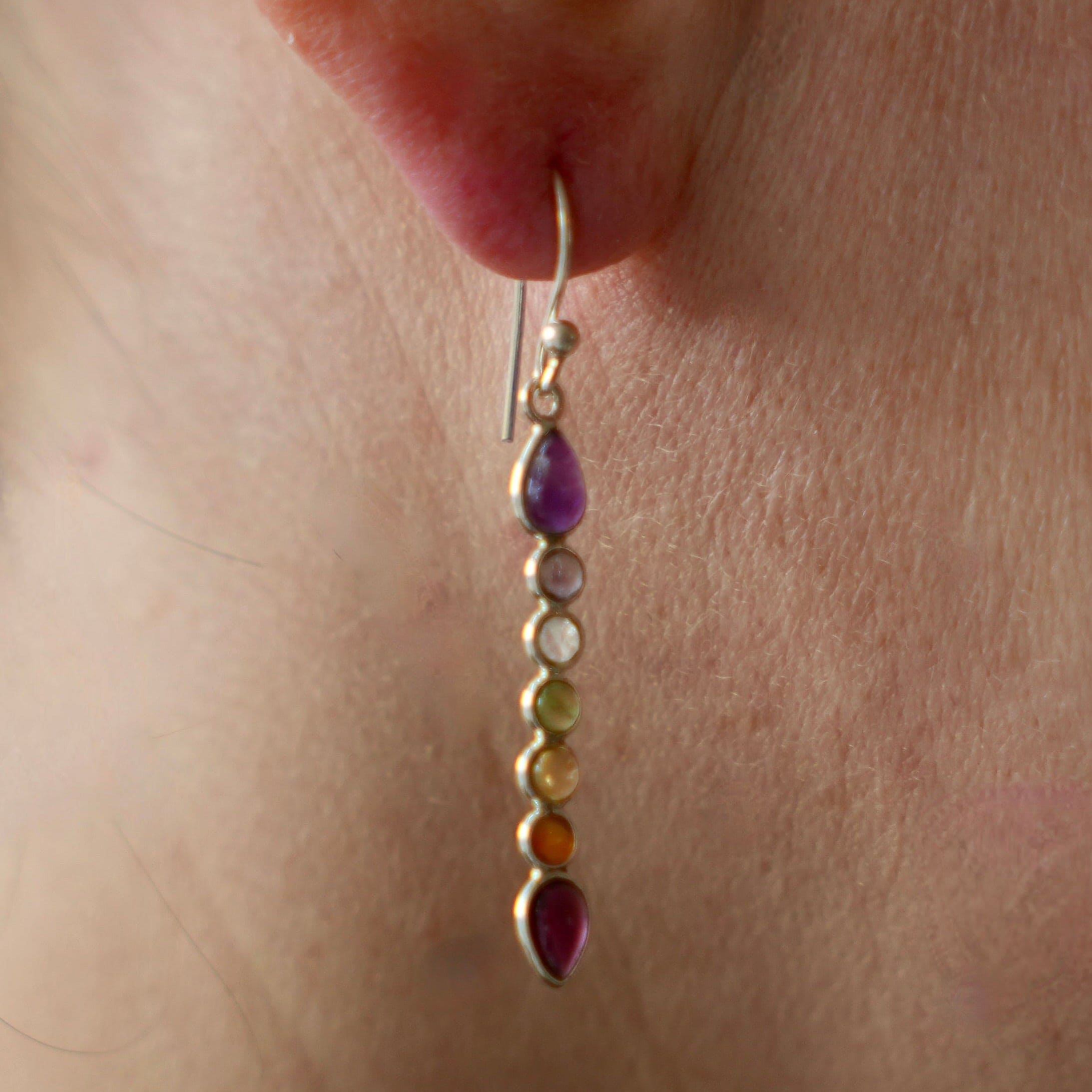 Zilveren oorbel Xorah met chakra steentjes verticaal aaneengeschakeld in oor - Juwelen uit de Natuur