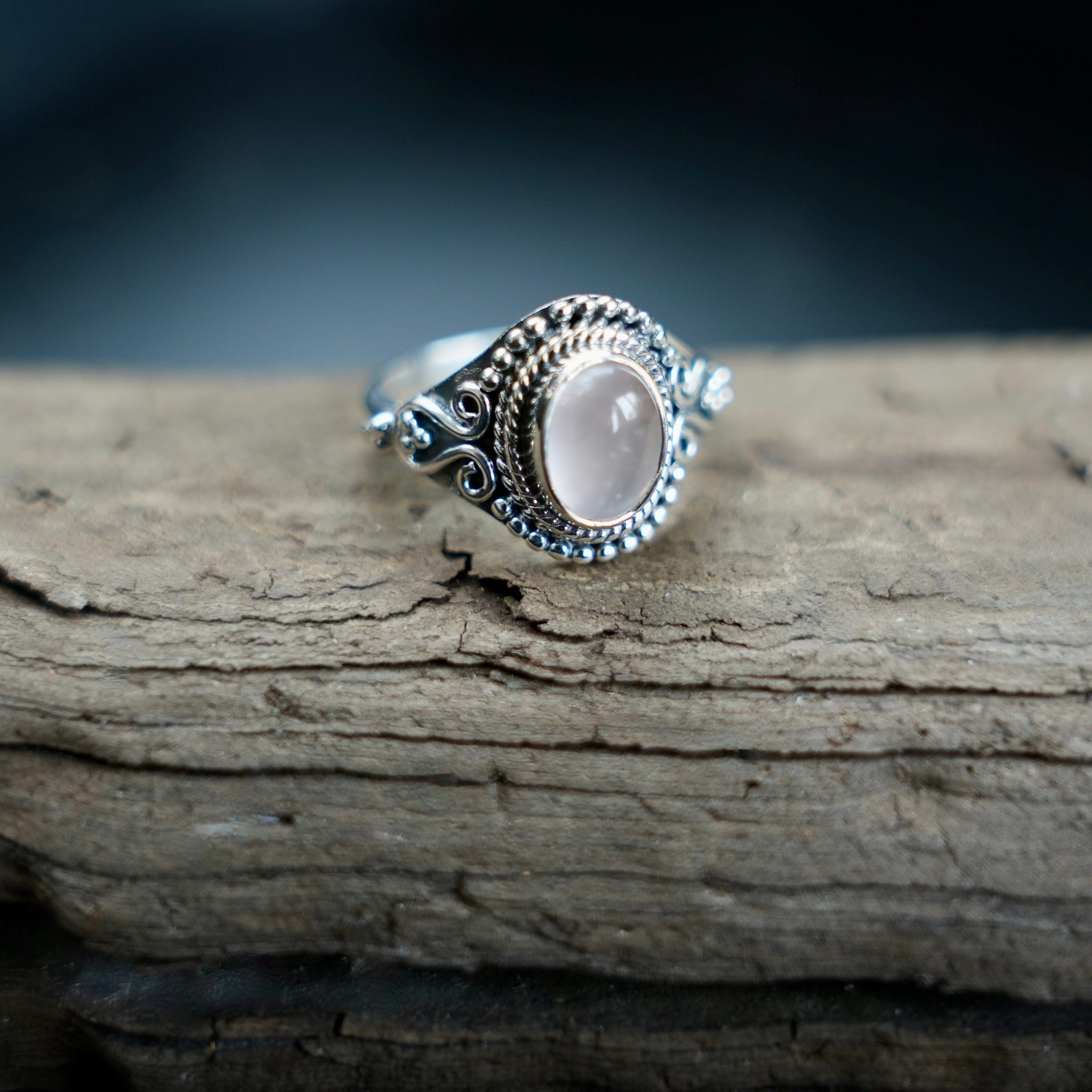 sierlijke kleine ring met rozenkwarts