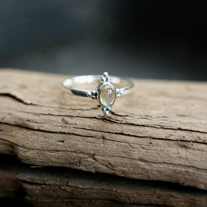 kleine ring met ovale Labradoriet 